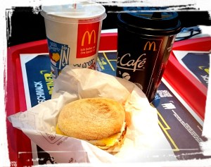 McMuffin Bacon & Egg, Wasser, Kaffee