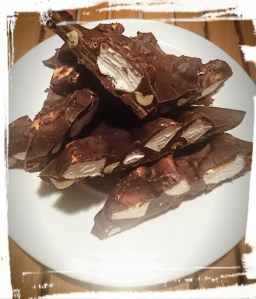 Rocky Roads: Marshmallows in dunkler Schokolade auf einem weißen Teller