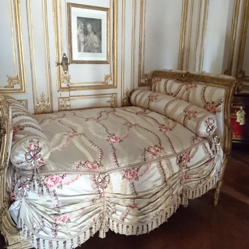 Bett der Mätresse Madame Dubarry, Kissen und Matratze sind mit Rosen bestickt. Das Bett ist sehr kurz, Menschen heute würden darin keinen Platz finden