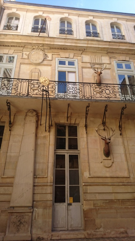Innenhof des Schloss Versailles, die Hausfassade das "Jagdschlosses" ist mit Hirschköpfen geschmückt.