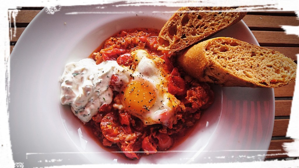 Tomatensud mit weichem Ei und Schmand, dazu Brot.