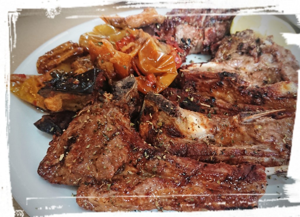 Fleisch, Lammkoteletts und Briam, ein griechisches Ofengemüse.