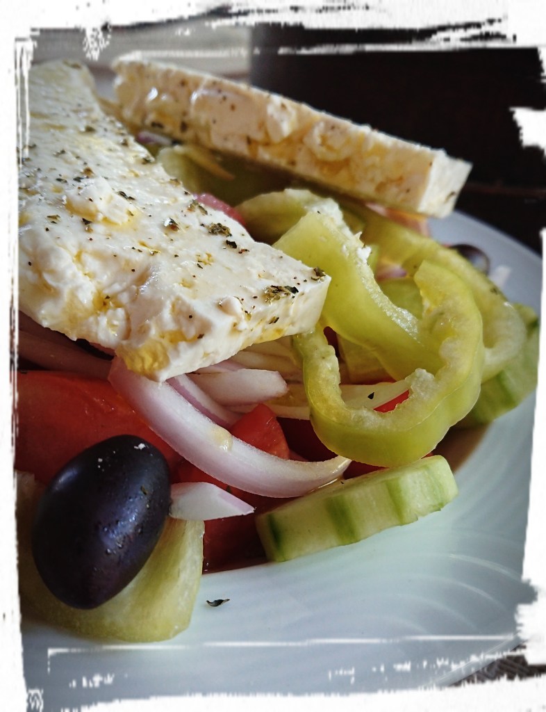 Gurke, Tomate, Zwiebel, Oliven und Schafskäse sind die Grundzutaten für einen griechischen Bauernsalat.