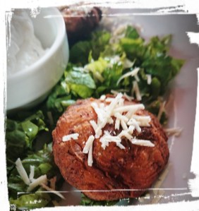 Zucchini-Bällchen, frittiert, Salat