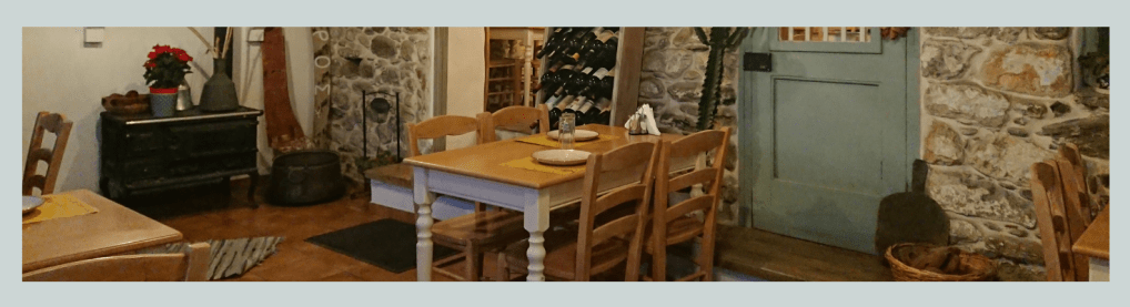 Backstein, Restaurant, Holztisch, Stühle, hellblaue Tür