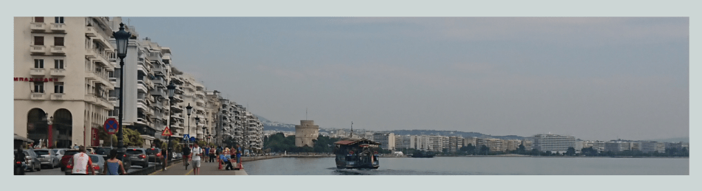 Küstenstraße in Thessaloniki, sie führt auf den Weißen Turm zu, am Rand stehen Wohn- und Geschäftshäuser