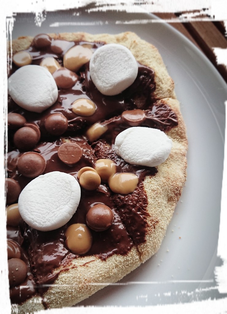 Die Pinsa Americano ist mit Nutella, Karamell und Marshmallows belegt.