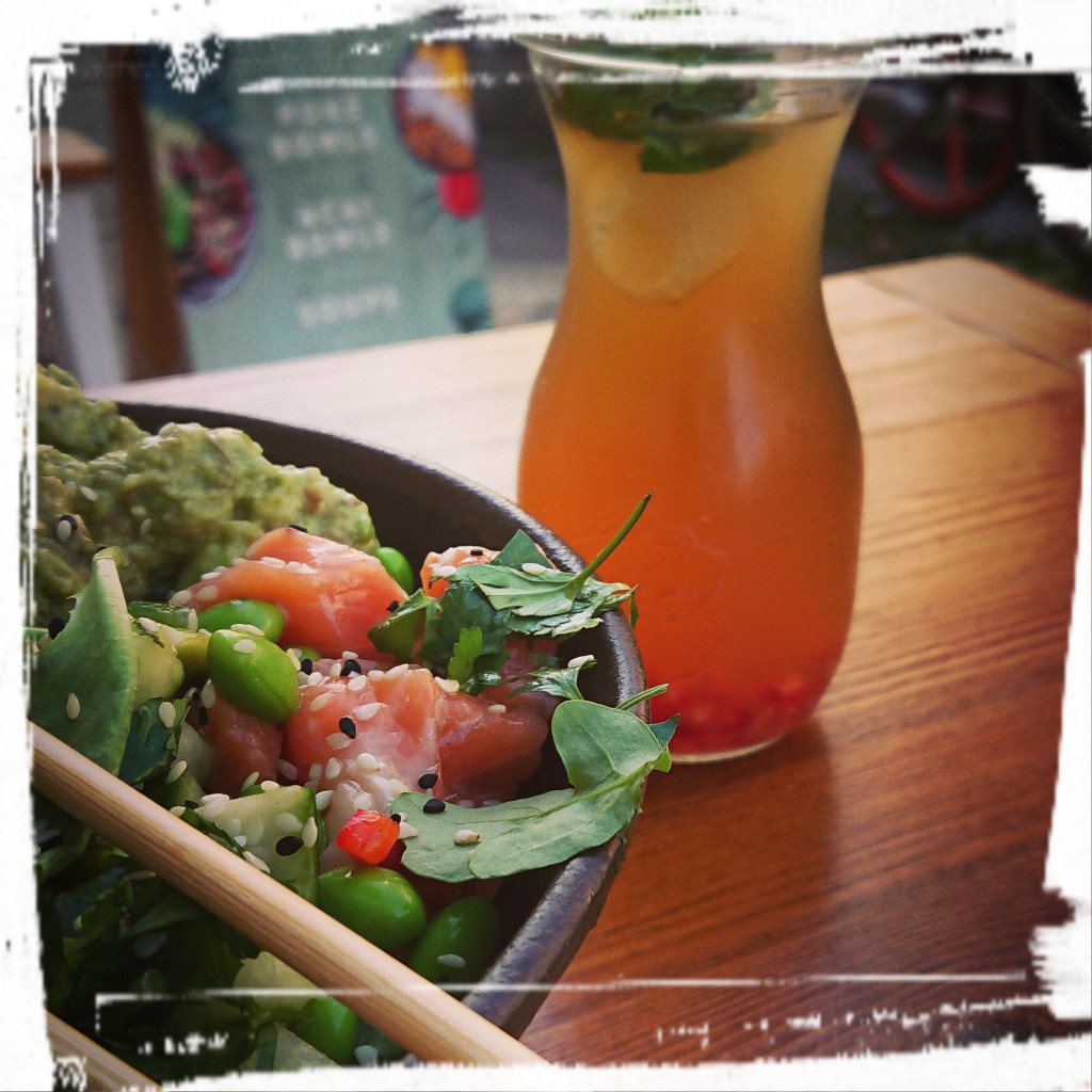 Suhi-Bowl mit einer Limonade.