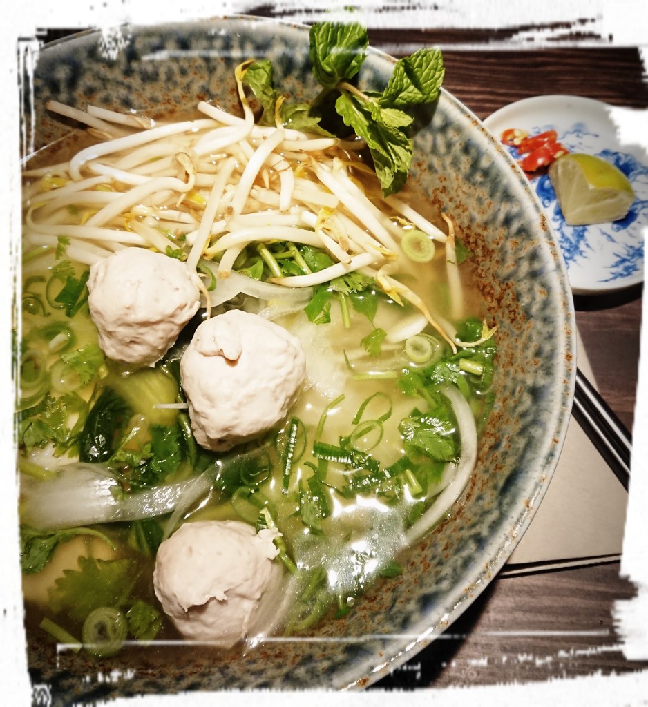 Helle Brühe mit Nudeln und Gemüse.