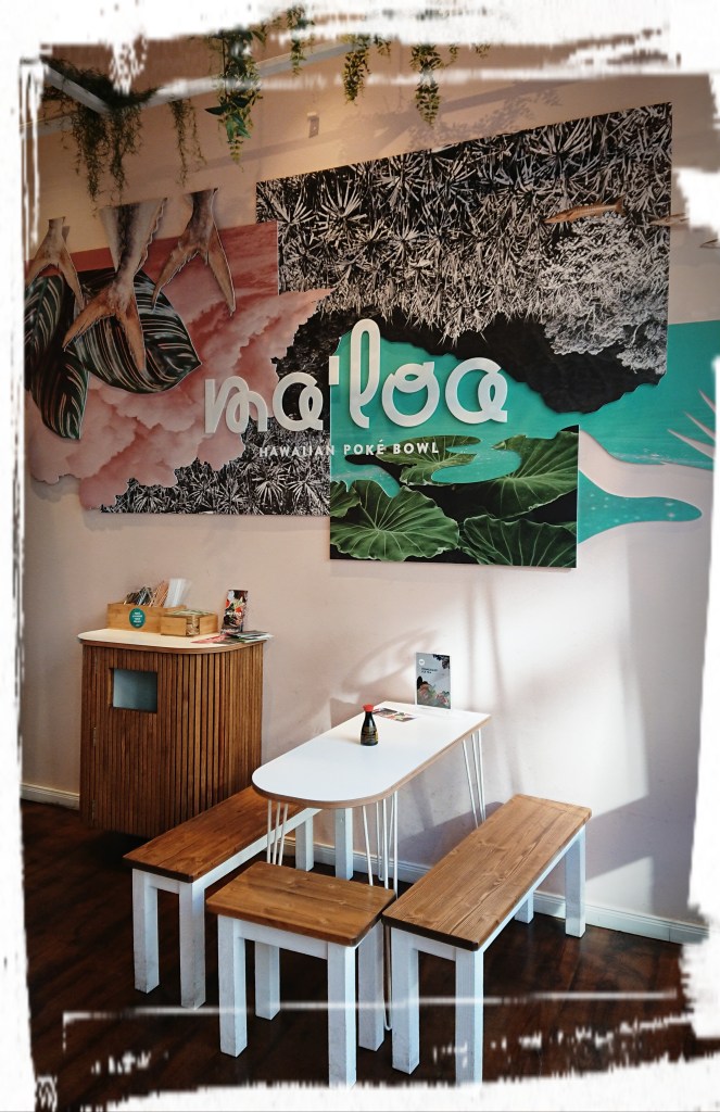Der Eingangsbereich im Ma'Loa Poké Bowl, hier ist es hell und freundlich. Die Wanddeko macht Lust auf Hawaii.