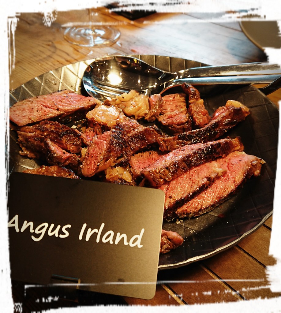 Streifen vom Angus-RInd aus Irland auf einem schwarzen Teller.