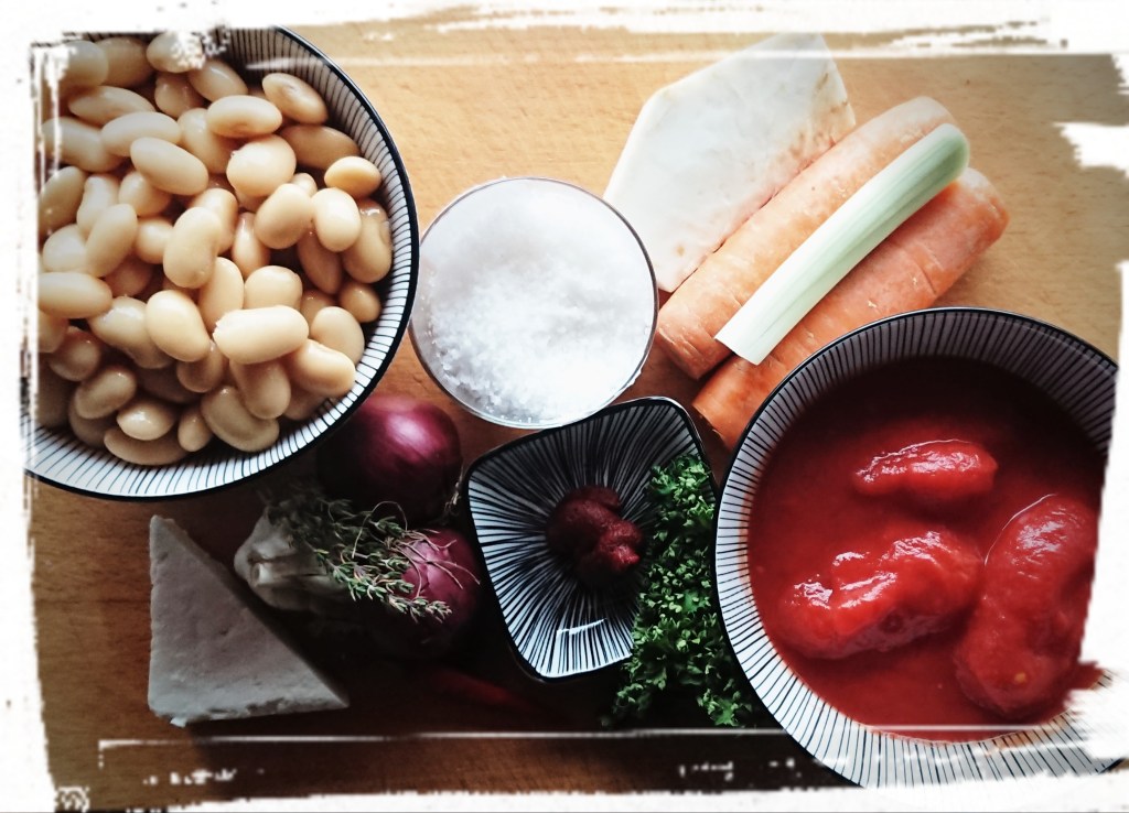 Weiße Bohnen aus der Dose, Zwiebel, Knoblauch, Tomatenmark, Dosentomaten und Suppengemüse sind die Zutaten für die Fasolada.