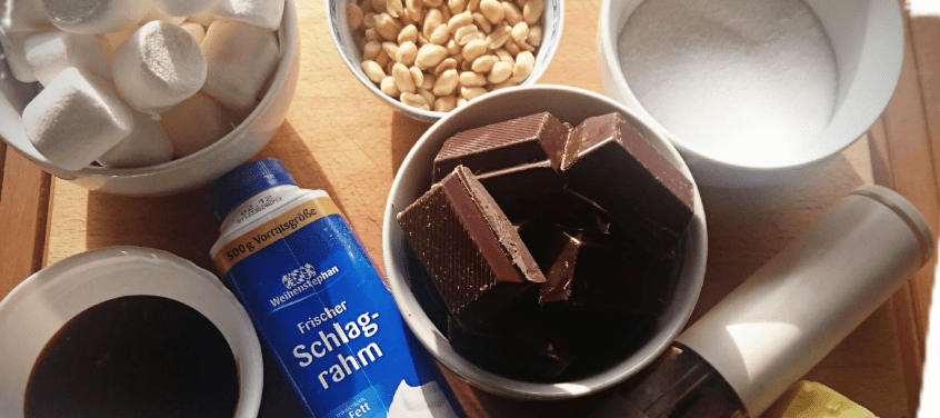 Zutaten für Rocky Roads: Marshmallows, Erdnüsse, Sirup, Schlagsahne, dunkle Schokolade, Zucker, Salz und Butter