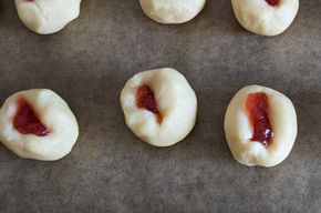 Roher Plätzchenteig, gefüllt mit Erdbeermarmelade vor dem Backen