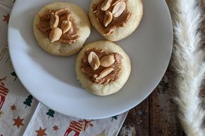 Peanut butter jelly Plätzchen verziert mit Erdnüssen in weihnachtlicher Deko