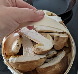 Steinpilze im Körbchen vom Wochenmarkt